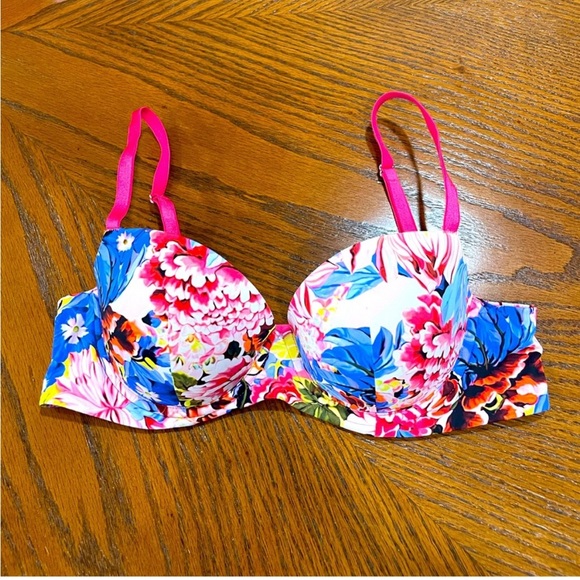Set of 2 NWOT Victoria Secret Bras - Picture 3 of 4